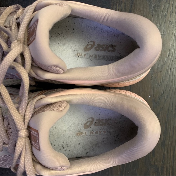 Asics Gel-Kayano 26 in Fawn / Rose Gold Running - Picture 3 of 10